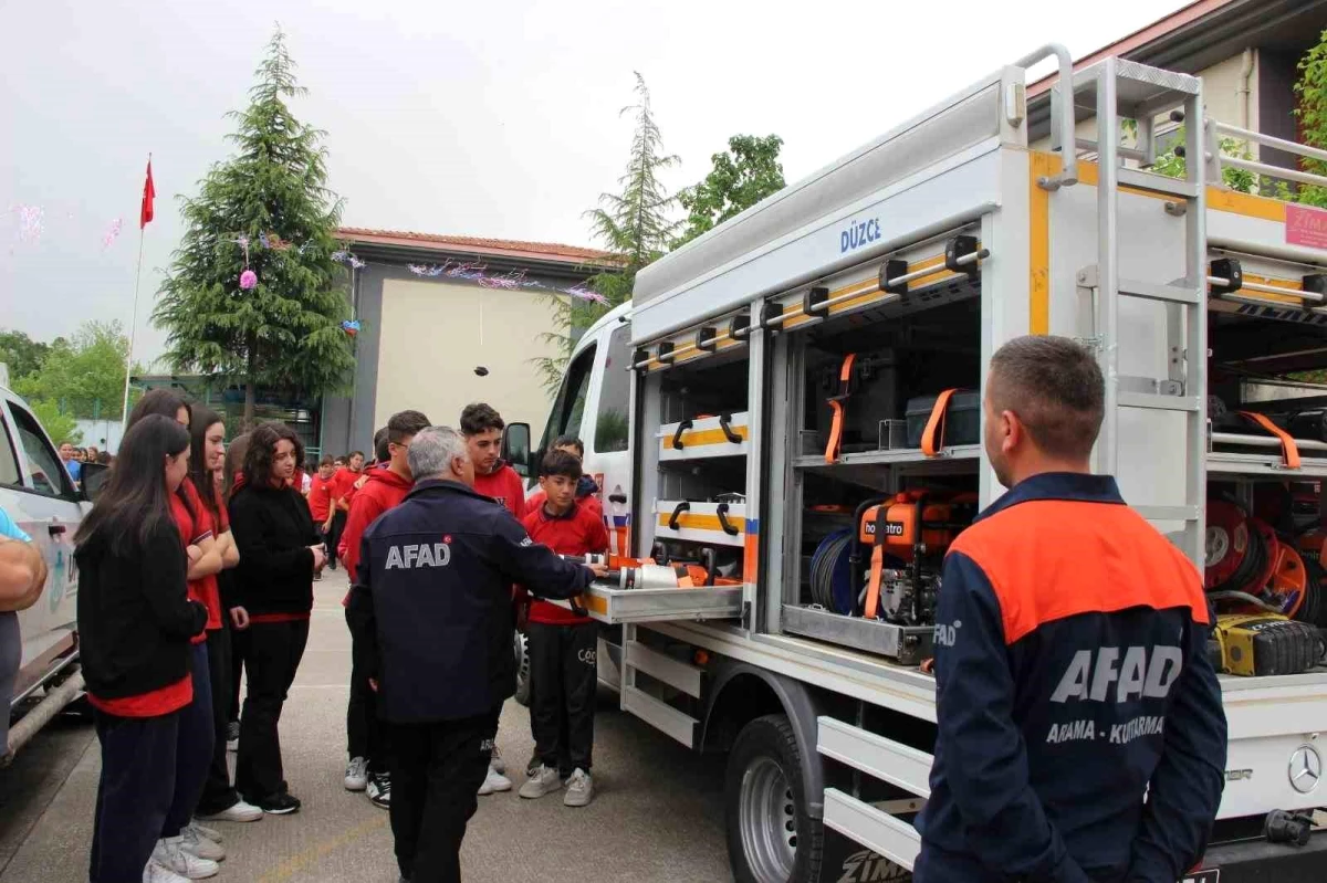 Düzce Gazi Mustafa Kemal İlk ve Ortaokulu’nda afet durumunda görev alan ekipler tanıtıldı
