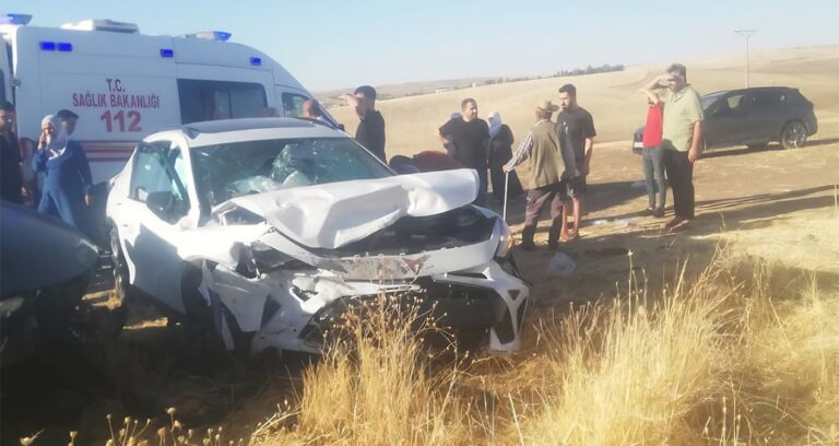 otomobiller-kafa-kafaya-carpisti-yaralilar-var-SeSER51V.jpg